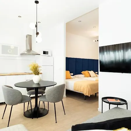 Blanq Marina Suites Aparthotel