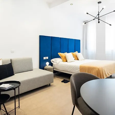 Blanq Marina Suites Aparthotel